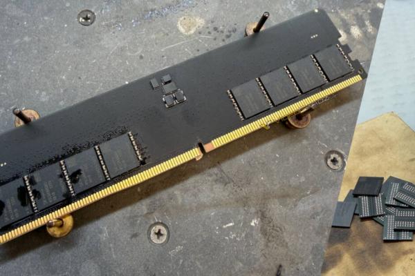 Cineva și-a făcut RAM în garaj, din cauza prețurilor prea mari; Un entuziast a creat un modul DDR5 funcțional