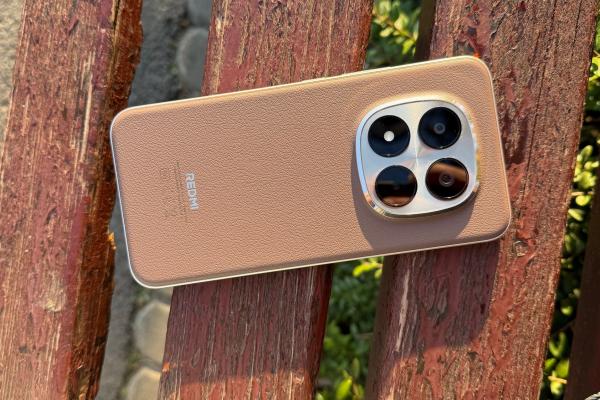 Redmi Note 15 Pro+ 5G: Design modern-clasic în varianta maro, rezistență de grad REDMI TITAN la apă, căzături, șocuri