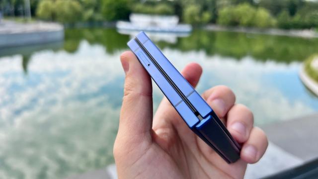 <b>Samsung Galaxy Z Flip8 ar putea fi mai ușor decât telefonul pe care îl ai TU acum; Nici Fold8 nu scapă de slăbit</b>Nu ştiu ce telefon ai tu, cititorule, dar sunt şanse mari să aibă o greutate de peste 150 de grame. Cu o astfel de greutate imposibilă ar fi gata să se laude Samsung Galaxy Z Flip8, dacă ne luăm după cele mai noi zvonuri

