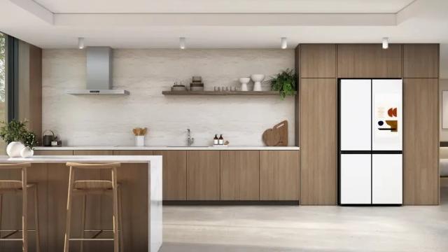 <b>CES 2026: Sesam, deschide-te! Cum vei putea deschide/închide frigiderul Samsung folosind doar vocea?</b>Nu se putea fără electrocasnice la CES 2026, acolo unde Samsung are un stand impresionant și unde aduce întregul său lineup pentru bucătărie. Aflăm pentru moment despre o nouă funcție inedită de pe frigiderele Family Hub