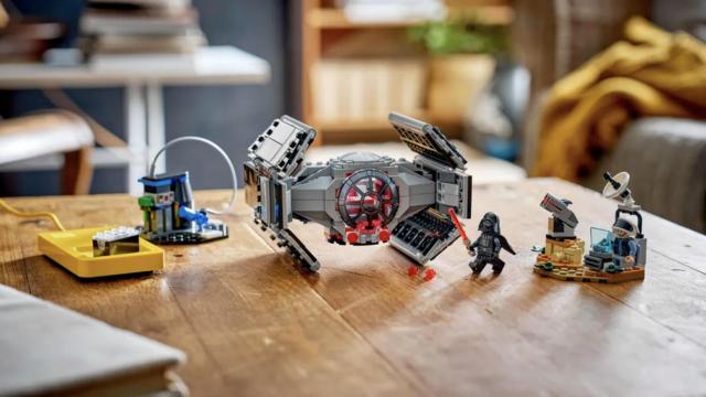 <b>CES 2026: LEGO anunţă Smart Brick, piesa LEGO inteligentă inaugurată de colecţia Star Wars</b>Mărturisesc că am fost luat în surprindere de faptul că LEGO a avut un anunţ important la CES 2026. Acolo a prezentat Smart Brick, o micuţă "cărămidă" inteligentă care recunoaşte alte piese, activează efecte luminoase 