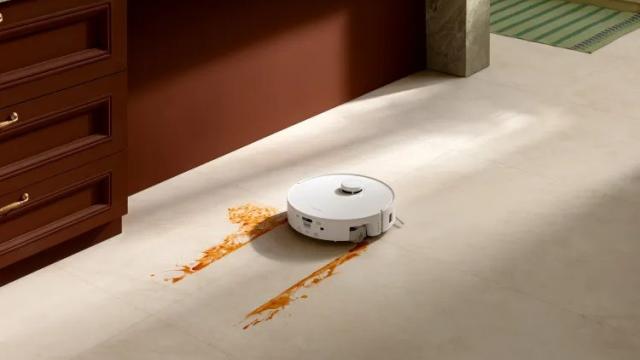 <b>CES 2026: Roborock trece la următorul nivel de curățare pe Qrevo Curv 2 Flow, cu rolă mop extra-wide care se învârte</b>Pe lângă ineditul aspirator cu picioare Saros Rover, cei de la Roborock au venit la CES 2026 și cu modelul Qrevo Curv 2 Flow - aspirator ce vine cu o rolă mop cu auto-curățare. Noi am tot testat aspiratoare robot pe parcursul anului trecut