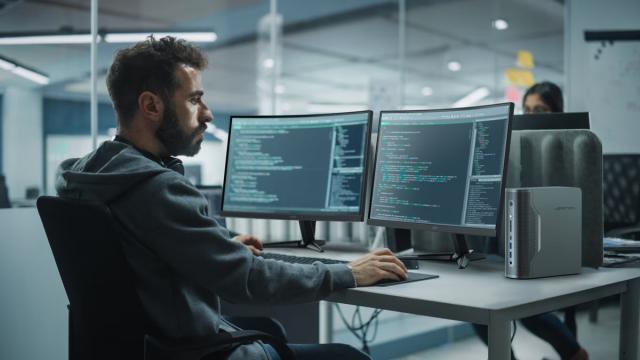 <b>CES 2026: Veriton RA100 de la Acer comprimă 128GB RAM și 4TB SSD într-un format compact; Mini workstation ideal pentru 3D, AI și gaming</b>Printre produsele aduse de ACER la CES 2026 s-a aflat și Veriton RA100 AI Mini Workstation, un desktop compact care bifează toate cerințele avansate de productivitate, AI și chiar gaming. Deși arată ca un mini PC, la interior găsim 