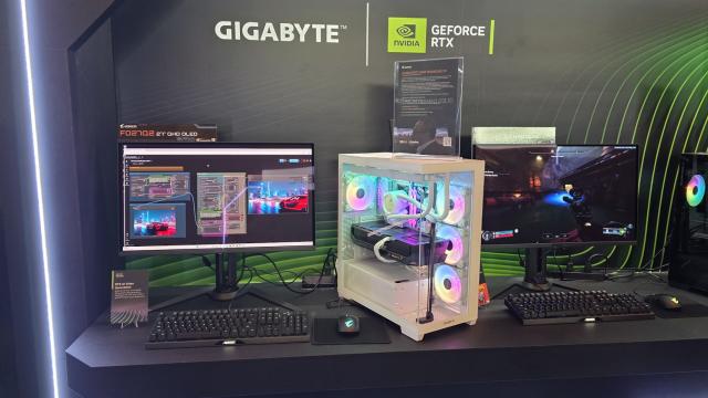 <b>CES 2026: Am fost la Gigabyte şi Aorus, pentru a vedea OLED-urile noi Gigabyte şi super placa RTX 5090 Aorus</b>Am ajuns şi la standul Gigabyte şi Aorus de la CES 2026, în hotelul Venetian din Las Vegas, nu departe de Razer, MSI şi ASUS. Văd că Gigabyte a pus accentul pe monitoare OLED, laptopuri şi desktop-uri, iar Aorus a venit cu o super implementare