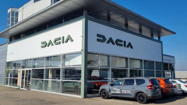 <b>Automobile Dacia şi Renault amendate de Consiliul Concurenţei; Alte 6 companii primesc de asemenea contravenţie</b>Consiliul Concurenţei a decis să amendeze Automobile Dacia, Renault şi alte 6 companii din industria auto, citând practici anti concurenţiale. Practic, acele companii s-au înţeles pentru a nu concura pe piaţa de recrutare a angajaţilor