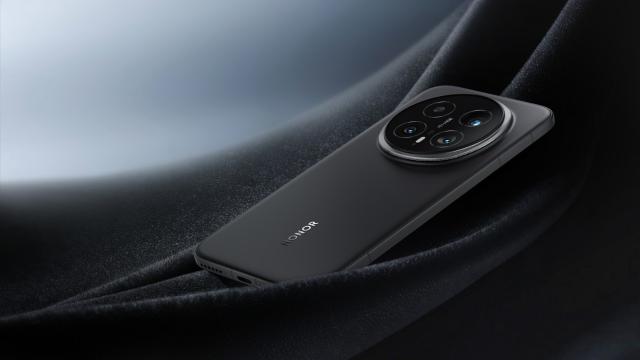 <b>HONOR Magic8 Pro și Magic8 Lite disponibile în oferta Orange România; Cât costă?</b>HONOR a organizat un eveniment important la mijlocul lunii decembrie, în 2025. V-am oferit cu această ocazie un hands-on cu Magic8 și Magic8 Lite, inclusiv un drop test cu varianta mai ieftină din serie, care etalează prin rezistența excelentă