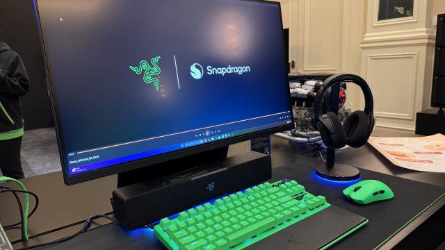 <b>CES 2026: Turul standului Razer - guma de mestecat de gaming, avatarul Project Ava, Motoko, căşti ce oferă cameră cu AI</b>Standul Razer de la CES 2026 era mititel, asta e sigur, dar plin de inovaţii care parcă... nici nu au ce căuta în zona de gaming. Pe de o parte avem PC-uri cu care poţi crea LLM-uri locale, pe de altă parte avem gumă de mestecat 