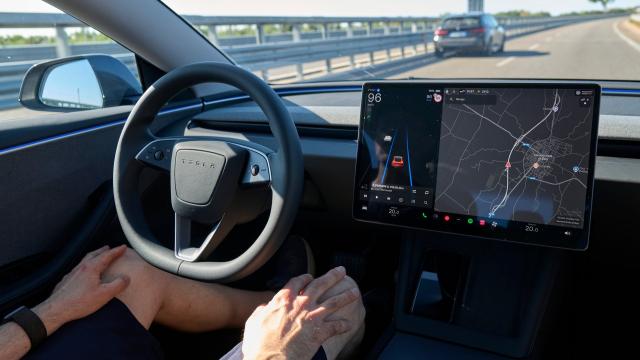 <b>Tesla vrea să te taxeze lunar pentru una dintre funcţiile smart de pe automobilele sale</b>În eterna căutare de extra venituri generate de produsele sale, Elon Musk vrea să taxeze extra posesorii de automobile Tesla. Astfel, magnatul a anunţat pe X că de pe 14 februarie, sistemul Full Self Driving va fi taxat lunar, nu o singură dată