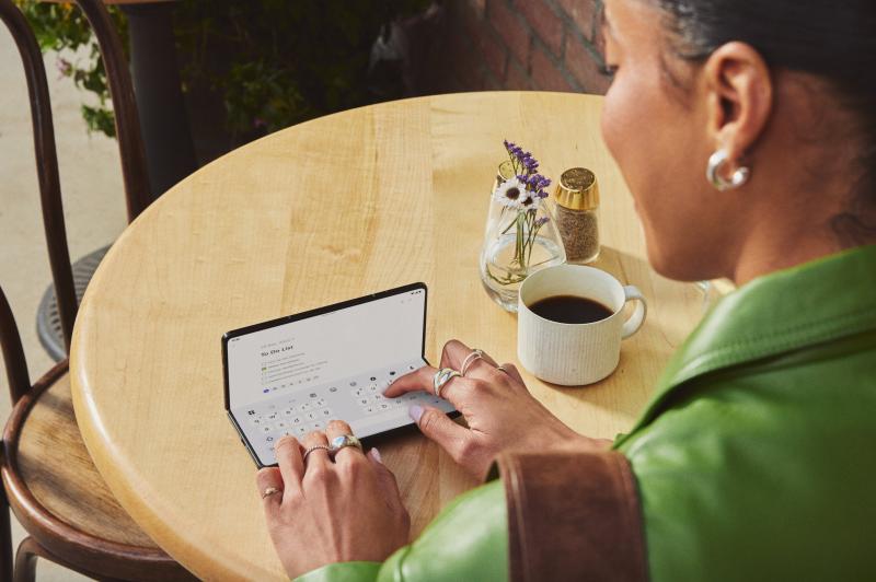 Motorola Razr Fold - Fotografii oficiale: Motorola Razr Fold (4).jpg