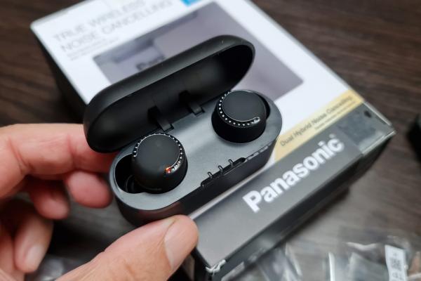 Căștile wireless Panasonic RZ-S500WE-W cu anulare zgomot de fond (ANC) primesc o reducere specială; Folosește codul "Mobilissimo20" pe eMAG