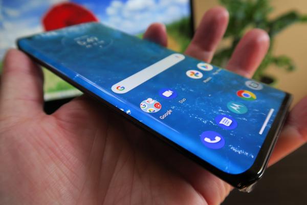 Care sunt cele mai populare diagonale de telefoane mobile? Răspunsul vine printr-un sondaj Mobilissimo & Motorola