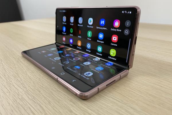 Samsung Galaxy Z Fold 2 5G: Design versatil, mai solid şi flexibil decât la Galaxy Fold