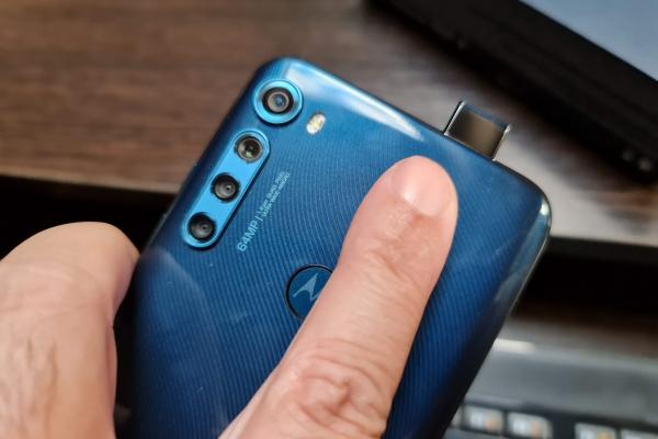Motorola One Fusion+ Unboxing: ultimul mohican al camerelor pop up selfie combină Snapdragon 730 cu o baterie mare