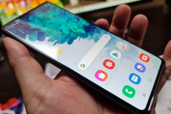 Samsung Galaxy S20 FE 5G Unboxing: Hibrid între S20 şi Note 20 ca look, noul telefon coreean vine cu cipset Snapdragon 865 și în România 