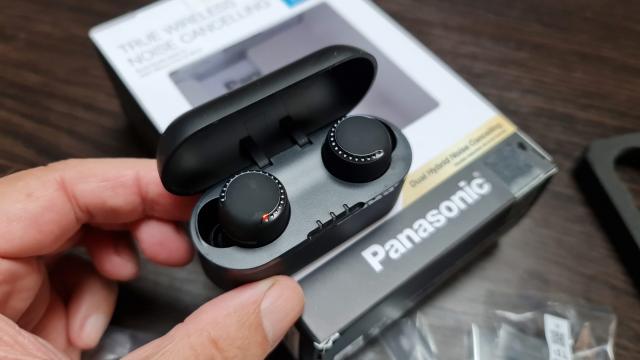 <b>Căștile wireless Panasonic RZ-S500WE-W cu anulare zgomot de fond (ANC) primesc o reducere specială; Folosește codul "Mobilissimo20" pe eMAG</b>Astăzi avem pentru voi o recomandare din zona purtabilelor audio și anume căștile wireless Panasonic RZ-S500WE-W, model pentru care vă oferim un cod special de reducere ce poate fi utilizat pe eMAG