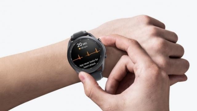 <b>Samsung Galaxy Watch 3 şi Active 2 pot realiza acum EKG-uri direct de la încheietură; Funcția a fost activată</b>Am tot auzit de cazuri în care ceasuri inteligente au salvat viaţa utilizatorilor lor, detectând la timp fibrilaţie atrială sau ritm neregulat al inimii. Ei bine, în general asociam Apple Watch-uri cu funcţii ca EKG