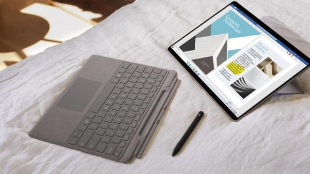 <b>Microsoft anunță tableta Surface Pro X cu procesor nou, notebook-ul accesibil Surface Laptop Go, noi accesorii </b>Așa cum se zvonea, Microsoft a prezentat noi produse pe 1 octombrie: o tabletă, un laptop și noi accesorii. E vorba despre Surface Pro X și laptop-ul accesibil Surface Laptop Go, dar și mouse ergonomic