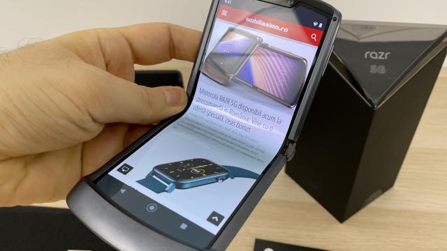 <b>Motorola RAZR 5G review detaliat în limba română</b>Motorola RAZR 2019 a fost un telefon pliabil cu clapeta pe care am pus mâna prima oară în noiembrie 2029 la Londra. Propunea o altă abordare, după ce Galaxy Fold şi Huawei Mate X şchiopătaseră în a pioniera pliabilele. Miza pe nostalgie, pasiunea pentru..