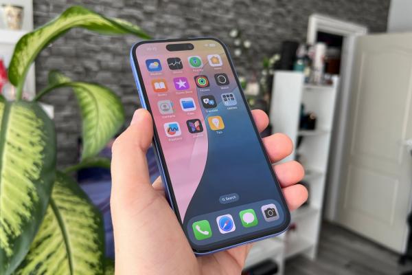 Primele 2 săptămâni de disponibilitate arată o cerere scăzută pentru iPhone 16 în SUA, modelul de bază fiind mai puțin dorit decât predecesorul