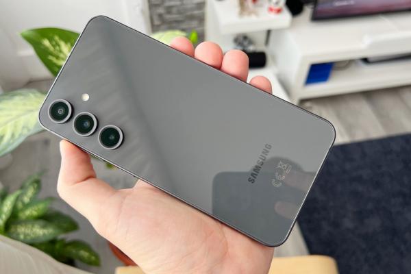 Samsung Galaxy S24 FE: Design-ul rămâne familiar și ușor de recunoscut, în linie cu flagship-urile S24 + culori variate