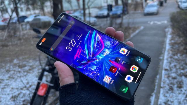 <b>Asus ROG Phone 9 Pro va avea o rată de refresh superioară, chiar și peste unele monitoare dedicate de gaming</b>Ne mai despart sub 3 săptămâni până la debutul lui ASUS ROG Phone 9 Pro, smartphone de gaming cu procesor Snapdragon 8 Elite la bord și un design nu tocmai diferit de al predecesorului. Astăzi aflăm noi detalii, printre care și vestea 