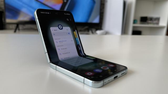 <b>Samsung Galaxy Z Flip FE ar putea fi lansat în 2025; Z Flip midrange?</b>Teoria unui telefon pliabil midrange Samsung nu datează de azi, de ieri, ci de câţiva ani. Până acum tot ce am primit a fost un Galaxy Z Fold Special, dar era departe de un midrange. Ei bine, azi apare teoria unui Samsung Galaxy Z Flip FE, pe care o privi