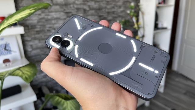 <b>Nothing Phone (2) primește actualizarea la Android 15, alături de interfața Nothing OS 3.0 (versiune Open Beta 1)</b>Pare că se mișcă destul de rapid și Nothing când vine vorba de actualizări software. Tocmai a fost anunțat Android 15 în varianta Open Beta 1 pentru Nothing Phone (2). De asemenea, compania anunța că luna viitoare actualizarea va fi disponibilă