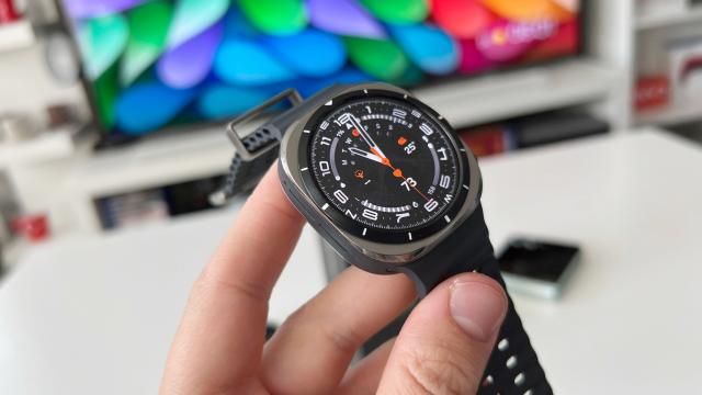<b>Nu ţi se pare! Ceasurile Galaxy Watch au "vibraţii fantomă"; Cum le oprim?</b>Ştiţi momentul acela când aţi purtat prea mult timp un ceas inteligent cu vibraţii şi când îl daţi jos încă simţiţi "vibraţii fantomă"? Ei bine, acestea se petrec şi cu ceasul la mână, mai precis cu noile ceasuri Samsung Galaxy Watch7 