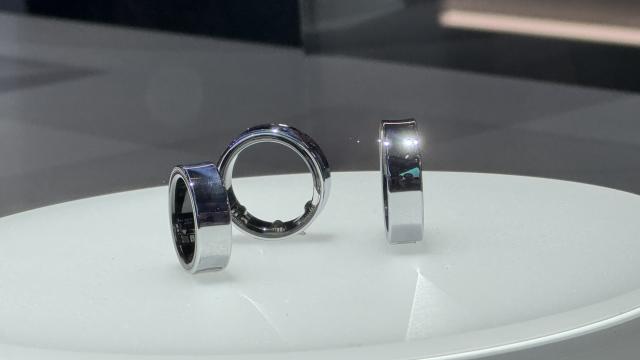 <b>Samsung Galaxy Ring 2 se va lansa mai rapid decât ne aşteptam, cu baterie îmbunătățită</b>Nici nu a sosit bine primul inel inteligent Samsung şi deja se discută despre un succesor. Aşa numitul Samsung Galaxy Ring 2 e în cărţi şi se va lansa mai rapid decât ne aşteptam, cu baterie mai bună aparent. Avem detalii mai jos

