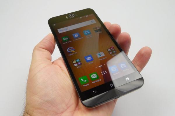 ASUS ZenFone Selfie Review: cea mai bună unealtă de mângâiat ego-ul (Video)