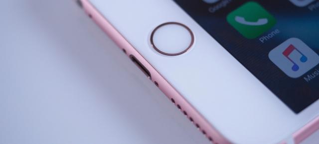 iPhone 7 ar urma să folosească portul Lightning şi pentru conectarea căştilor, ar renunţa la jack audio (Zvon)