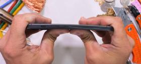 Se îndoaie, se zgârie iPhone 17? JerryRigEverything are cuvântul, cu clasicul test de rezistență