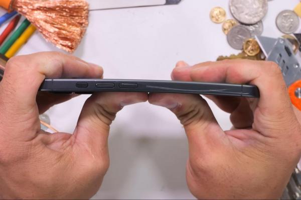Se îndoaie, se zgârie iPhone 17? JerryRigEverything are cuvântul, cu clasicul test de rezistență