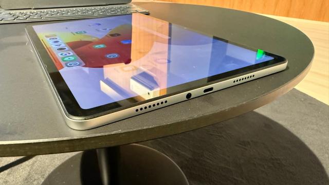 <b>Redmi Pad 2 Pro Hands on: tableta de 12 inch cu baterie MARE, suport stylus şi creativitate</b>Am fost la Munchen să vedem noile telefoane Xiaomi 15T şi am dat şi peste... o tabletă. E vorba despre Redmi Pad 2 Pro, care primeşte un hands on mai jos. Am mai pus mâna şi pe Redmi Pad 2 la început de vară, deci găsim acest model
