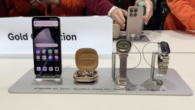 <b>Xiaomi aniversează 15 ani prin lansarea Gold Collection: Căști OpenWear Stereo Pro, Watch S4 și Smart Band 10 în ediții speciale, aurii (Video)</b>24 septembrie ne-a adus o lansare importantă din partea Xiaomi ce implică atât flagship-urile de toamnă Xiaomi 15T și 15T Pro, cât și electrocasnice și gadget-uri smart. Ei bine, Alex a pus mâna pe „Gold Collection”, reprezentată de 3 produse ce primesc