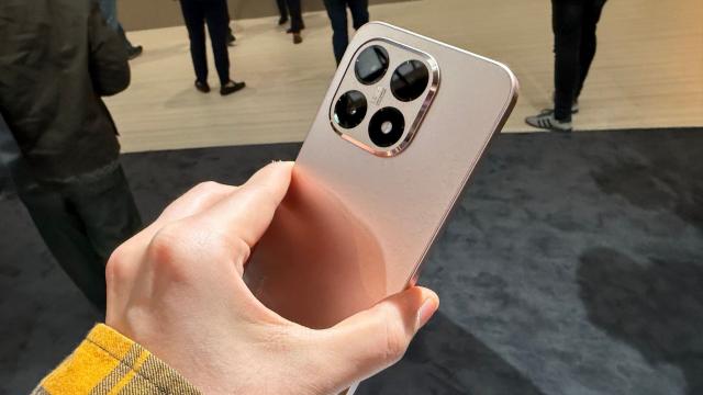 <b>Ce diferenţe sunt între Xiaomi 15T şi Xiaomi 15T Pro? Modelul mai accesibil testat în viteză în hands on video</b>În timpul prezentării lui Xiaomi 15T Pro, m-a frapat că prezentarea lui Xiaomi 15T include multe din funcţiile de pe Pro. Cele două telefoane au mai multe în comun decât te-ai aştepta. Ce e diferit aflaţi mai jos. Reţineţi şi că telefonul 15T 