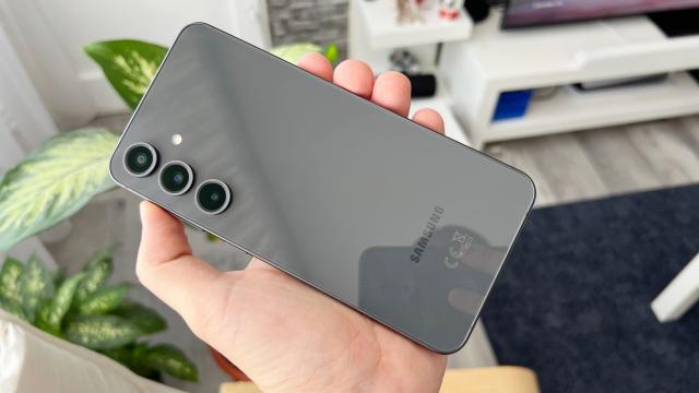 <b>One UI 8 (Android 16) ajunge acum pe întreaga serie Galaxy S24 (inclusiv S24 FE), dar și pe pliabilele Galaxy Z Fold6 și Z Flip6</b>Interfața One UI 8 este bazată pe Android 16 și a sosit în vară, odată cu pliabilele Galaxy Z Fold7 și Z Flip7. Samsung se ține de promisiune și livrează noua actualizare și pe flagship-uri mai vechi din portofoliu până la finalul anului. În acest moment