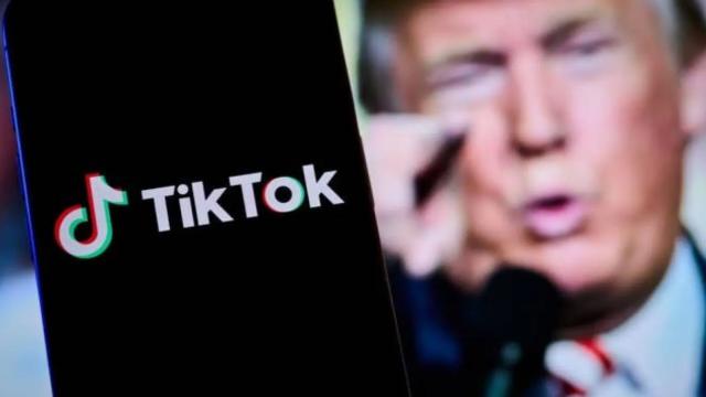 <b>TikTok SUA este deţinut de Oracle şi alte nume mari din State; S-a dat şi algoritmul la americani!</b>După ceva dezbateri, analize, amânări şi decizii de ultim minut, ramura TikTok din SUA a ajuns pe mâna unor giganţi americani. Astfel, Donald Trump a semnat un ordin executiv prin care 80% din TikTok-ul din SUA ajunge la Oracle, Murdoch 