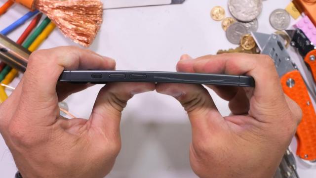 <b>Se îndoaie, se zgârie iPhone 17? JerryRigEverything are cuvântul, cu clasicul test de rezistență</b>După ce nu a reușit să facă să cedeze un iPhone Air, JerryRigEverything i-a pus gând rău lui iPhone 17. Și aflăm și dacă acest Ceramic Shield 2 e la fel de rezistent ca la celelalte iPhone-uri.