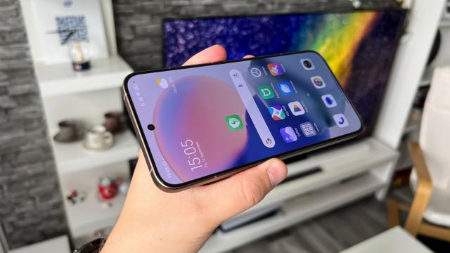 <b>Xiaomi 15T Pro: Hardware upgradat la toate capitolele față de predecesor</b>Baterie mai mare, ecran mai mare, CPU mai potent Xiaomi 15T Pro schimbă față de predecesor cameră, bateria, procesorul și chiar ecranul, deci avem un upgrade binevenit. Totul e mai mare, mai puternic. Începem cu ecranul de 6.83 inch AMOLED, de la un 6.67 