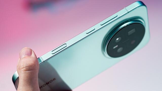 <b>Bătălia în AnTuTu a primelor flagship-uri cu Snapdragon 8 Elite Gen 5: Xiaomi 17 Pro versus HONOR Magic 8</b>Acum că procesorul Qualcomm Snapdragon 8 Elite Gen 5 a fost dezvăluit oficial şi avem şi primele telefoane cu el la bord... pot începe comparaţiile. Deja Xiaomi 17 Pro şi-a găsit naşul, sub forma lui HONOR Magic 8. Cele două telefoane se duelează 