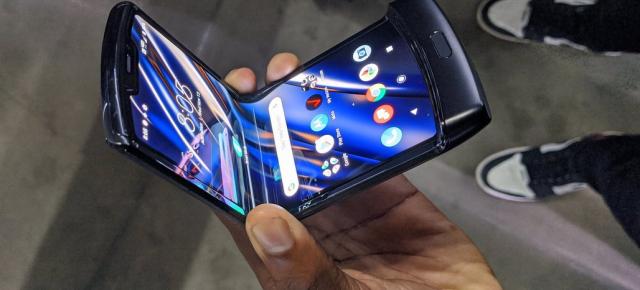 Marques Brownlee ne spune părerea despre MOTO RAZR 2020: "sunt fascinat de el"