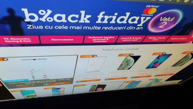 <b>Situaţia vânzărilor eMAG Black Friday 2019 la ora 17: creştere de peste 19% faţă de 2018, televizoare în top, iar Bucureşti şi Cluj domina la comenzi</b>eMAG a venit cu o actualizare a vânzărilor sale la ora 16:30 şi am mai preluat şi noi câteva date proaspete din panoul cu vânzări la ora 17:00. Ei bine am aflat că valoarea totală a produselor tranzacţionate de azi dimineaţă de la startul Black Friday..