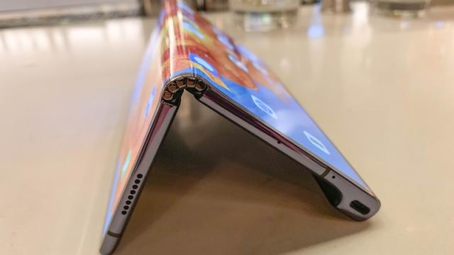 <b>Huawei Mate X are parte de o vânzare flash în China și întreg stocul este epuizat în doar câteva minute</b>Deși lansarea pliabilului Huawei Mate X avea loc în martie, debutul acestuia avea să tot fie amânat din diferite motive precum rezolvarea unor probleme întâmpinate cu design-ul și întărirea construcției. Abia în octombrie a venit 