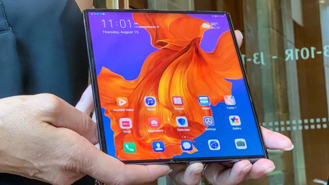 <b>Decât să îl repari mai bine cumperi alt telefon; Huawei Mate X are înlocuirea ecranului la fel de scumpă ca un iPhone 11 Pro</b>În general asociam înlocuirile foarte scumpe de spate de sticlă sau ecran cu iPhone-urile, eventual cu modele Galaxy S şi Galaxy Note. Acum şi Huawei intra în horă, fix cu pliabilul său. E vorba despre Huawei Mate X, a cărui reparaţie de ecran costa cam..