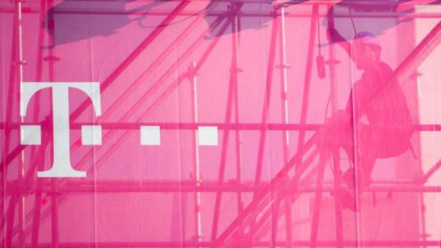 <b>Telekom ar fi primit o ofertă nouă de la un grup de comunicaţii americano-britanic, United Group; Acesta ar dori întreg businessul</b>Cred că de mai bine de un an, poate chiar un an şi jumătate se zvoneşte că Telekom pregăteşte exit-ul din România, căutând un cumpărător. Sunt discuţii avansate cu Orange România şi cu Digi Communications, dar aceştia ar fi interesaţi doar de segmente..