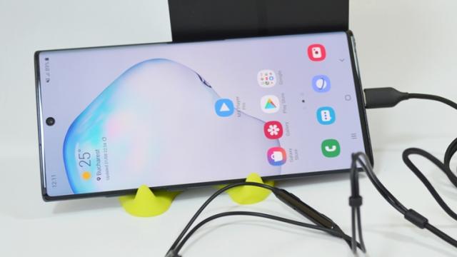 <b>Samsung Display revine în postura de lider pe piața display-urilor de smartphone-uri, depășește BOE Technology</b>Aflăm astăzi prin intermediul unei analize de piață IHS Markit faptul că Samsung Display și-a recuperat poziția fruntașă de cel mai mare producător de display-uri pentru smartphone-uri. Această revenire vine după 