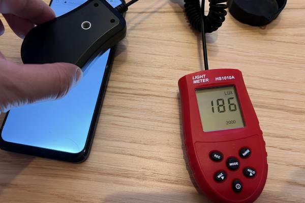 Luminozitate display realme 9i 5G și ecranul văzut la microscop