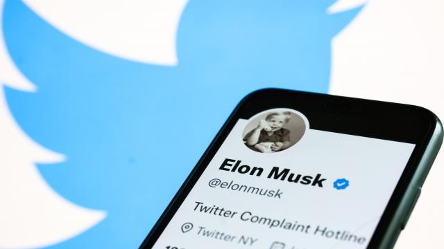 <b>Twitter va începe autentificarea manuală a conturilor şi va oferi bife albastre, aurii, gri</b>După o lansare cu probleme a bifelor albastre şi gri pe Twitter, Elon Musk amână relansarea lui Twitter Blue şi o mută de pe 29 noiembrie pe 2 decembrie. Aflăm în detaliu planurile sale cu privire la autentificarea utilizatorilor