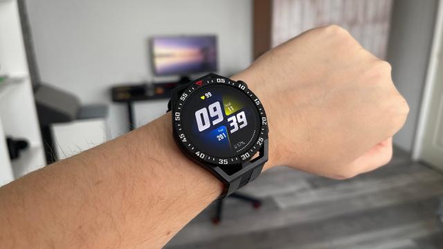 <b>Huawei Watch GT 3 SE Review: Smartwatch-ul sport mai ușor decât te-ai aștepta și un bun companion care îți monitorizează orice mișcare</b>Toamna anului 2022 a venit la pachet și cu lansarea unui nou ceas inteligent, pe numele său HUAWEI Watch GT 3 SE care vedea lumina zilei pe data de 10 noiembrie. A ajuns rapid și în România, pe cale oficială și tot rapid a poposit 